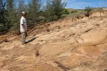 Cận cảnh: Vỡ bao hồ chứa nước đãi titan ở Bình Thuận