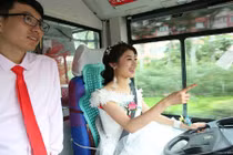 Cô dâu "bá đạo" quyết tự lái xe buýt về nhà chồng