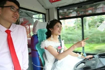 Cô dâu "bá đạo" quyết tự lái xe buýt về nhà chồng