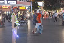 Ảnh: CSGT Hà Nội phát sáng lấp lánh điều tiết giao thông