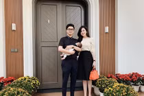 Tan chảy vẻ đáng yêu bụ bẫm của con trai á hậu Tú Anh 