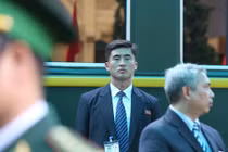 Video: Vẻ lạnh lùng trên gương mặt cận vệ của ông Kim Jong-un
