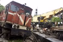 Tàu hỏa đâm ngang, xe công nông tan nát