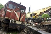 Tàu hỏa đâm ngang, xe công nông tan nát