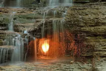 Ma quái thác lửa cháy sáng ngàn năm 