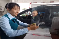 Chuyện những hotgirl đón Tết trên cao tốc vì các anh tài