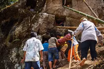 "Rợn người" với ngôi làng có tập tục mang người chết...sống lại