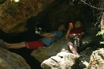 Nắng gay gắt, người dân hối hả vào hang đá tránh nóng