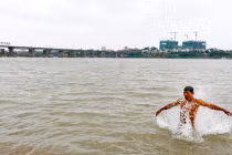 Rủ nhau “tắm tiên” trên sông Hồng giữa trời rét 