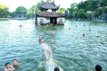 Chùm ảnh: Trẻ em nô đùa dưới ao làng ngày nóng đỉnh điểm