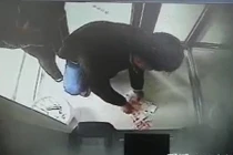 Máy ATM tự phun tiền, cặp vợ chồng lao tới nhặt và cái kết