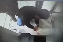 Máy ATM tự phun tiền, cặp vợ chồng lao tới nhặt và cái kết