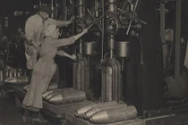 Bên trong nhà máy sản xuất vũ khí hồi CTTG 1