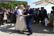 Tổng thống Vladimir Putin khiêu vũ tại đám cưới của ngoại trưởng Áo