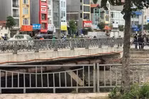 Hà Nội: Bàng hoàng phát hiện thi thể nam giới úp mặt dưới bùn