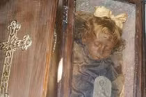 Bật nắp quan tài, giật mình xác ướp hoàn mỹ chớp mắt suốt 100 năm