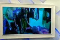 Video: Đang ngủ trong nhà bị kẻ cướp giật dây chuyền vàng trên cổ