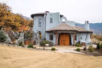 Nội thất gỗ được chế tác cầu kỳ trong ngôi nhà nằm giữa núi đồi ở Mỹ