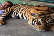 Cậu ấm cô chiêu Ả rập đọ độ giàu bằng thú cưng "hổ, báo"