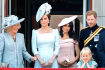 Phản ứng của 2 công nương Kate và Meghan trước hành động xấu của mẹ chồng