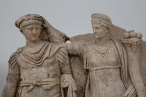 Té ngửa nữ hoàng thành gái mại dâm ngay giữa cung điện