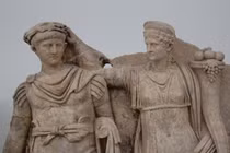 Té ngửa nữ hoàng thành gái mại dâm ngay giữa cung điện