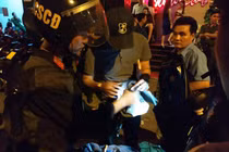 Cảnh sát dẫn giải 100 nam nữ ở quán bar về trụ sở công an kiểm tra ma túy