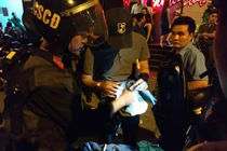 Cảnh sát dẫn giải 100 nam nữ ở quán bar về trụ sở công an kiểm tra ma túy