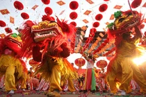 Lạ lùng phong tục chúc nhau may mắn Tết Nguyên đán trên thế giới