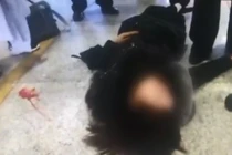 Cô gái nằm bất động trên sàn nhà khiến mọi người hoảng sợ