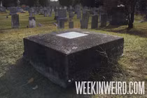 Kinh hãi ngôi mộ có thể nhìn thấy người chết trong quan tài