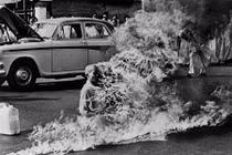 8 vụ tự sát công khai gây sốc nhất lịch sử