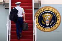 Giải mã chiếc cặp màu đen luôn bên cạnh Tổng thống Mỹ