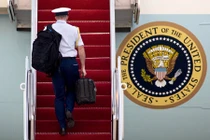 Giải mã chiếc cặp màu đen luôn bên cạnh Tổng thống Mỹ