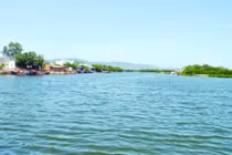 Nghĩa tình của những người "cướp cơm hà bá" ở làng chài nghèo 