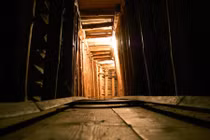 Bên trong đường hầm bí mật nổi tiếng nhất những năm 1990