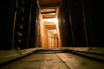 Bên trong đường hầm bí mật nổi tiếng nhất những năm 1990