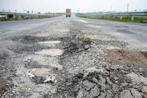 Cầu, đường xuống cấp nghiêm trọng: Lỗi của ai?