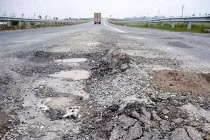 Cầu, đường xuống cấp nghiêm trọng: Lỗi của ai?