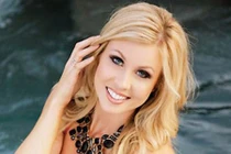 Hoa hậu Mỹ bị “ném đá” vì mặc váy in quốc kỳ quét đất