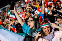 Cô nàng “ôn luyện” kiến thức bóng đá để cưa đổ trai đẹp