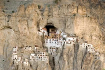 Độc đáo tu viện bằng gỗ, bùn nằm cheo leo trên vách núi 