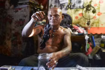 Bí ẩn giáo phái ngậm xương người để... tàng hình