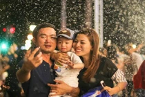 Đón Noel sớm, người Sài Gòn thích thú với “tuyết rơi“