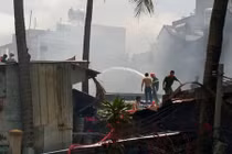 Cháy lớn giữa trưa, hàng loạt căn nhà bị thiêu rụi