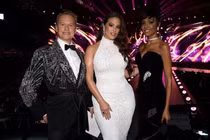 H’hen Niê nhận ‘mưa’ lời khen về catwalk từ chuyên gia quốc tế