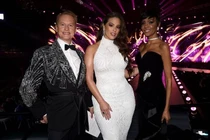 H’hen Niê nhận ‘mưa’ lời khen về catwalk từ chuyên gia quốc tế