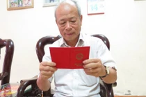 Thầy giáo già rưng rưng nhận lại tấm bằng tốt nghiệp ĐH sau 50 năm