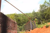 Bắt quả tang cơ sở mua dầu nhớt thải về tái chế rồi bán ra thị trường