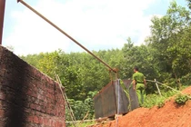 Bắt quả tang cơ sở mua dầu nhớt thải về tái chế rồi bán ra thị trường